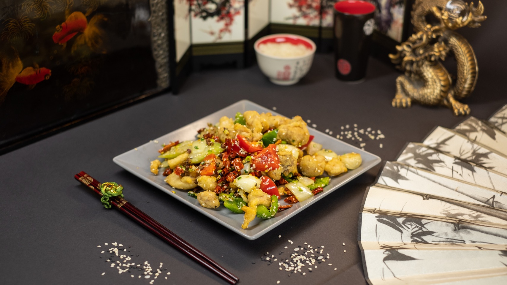 Preparat inspirat din bucătăria chinezească, cu legume și condimente, fotografiat într-un decor asiatic.