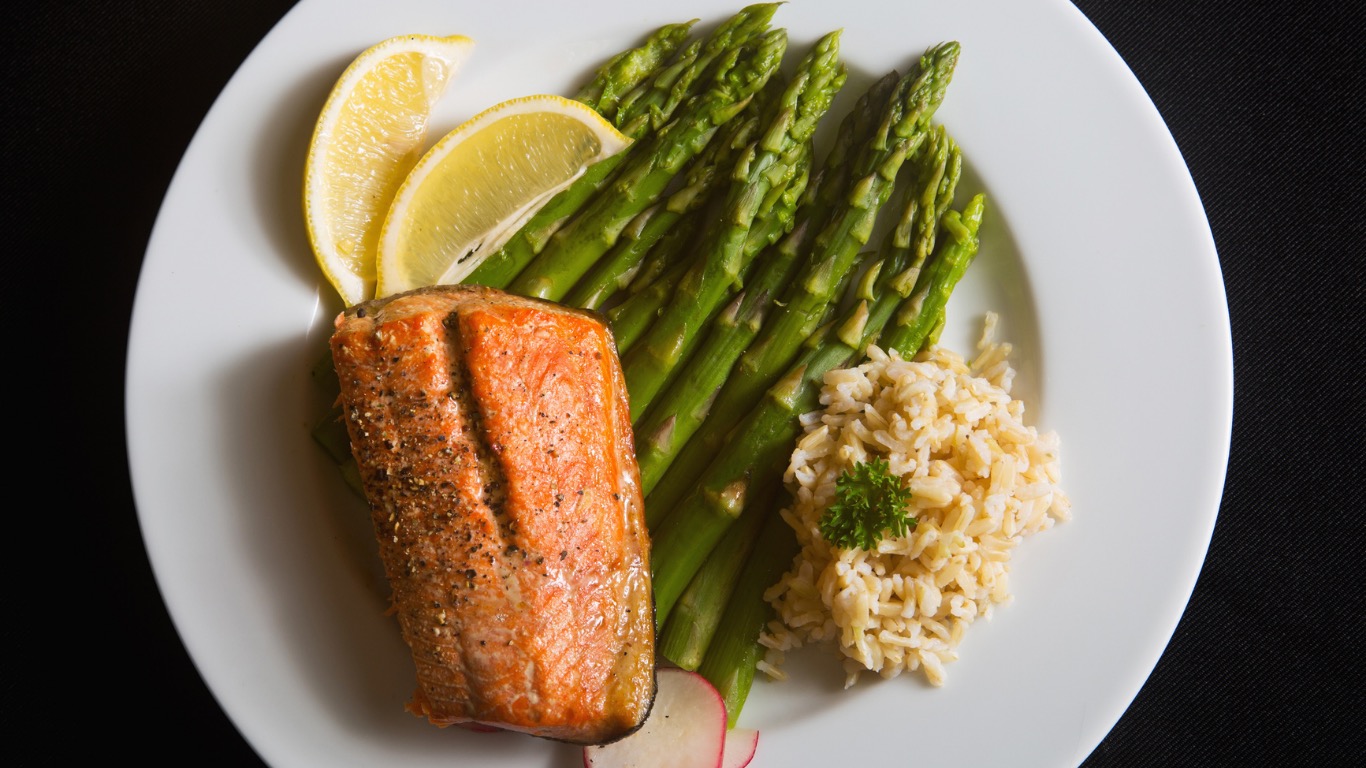 Farfurie cu somon, sparanghel, orez brun și lămâie, sugestivă pentru principiile dietei mediteraneene și sănătatea cardiovasculară.